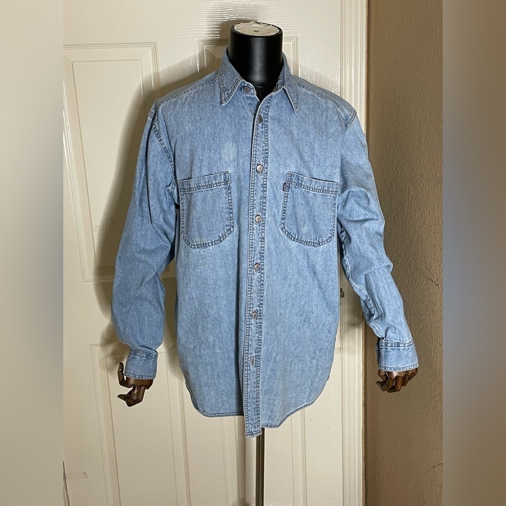 Levi’s Red Tab Men’s Denim Metal Button Light Wash Vintage Shirt Size Medium‍‍‍﻿
